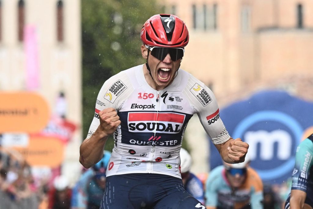 El francés Paul Magnier celebra su triunfo en la linea de meta de la etapa 18 del Giro. EFE/EPA/LUCA ZENNARO