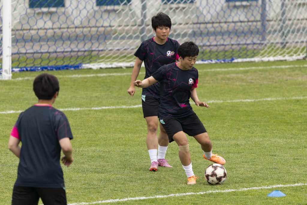 Jugadoras del Naegohyang FC femenino de Corea del Norte se entrenan en el estadio de Suwon, Corea del Sur. EFE/EPA/JEON HEON-KYUN