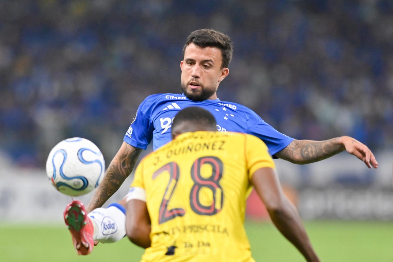 Matheus Henrique (atrás), de Cruzeiro, disputa el balón con Jhonny Quiñónez, de Barcelona, en un partido de la fase de grupos de la Copa Libertadores en el estadio Mineirao de Belo Horizonte. EFE/João Guilherme