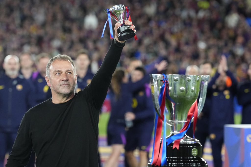 El técnico alemán del FC Barcelona, Hansi Flick, durante la celebración del título de Liga en el Camp Nou, en Barcelona. EFE