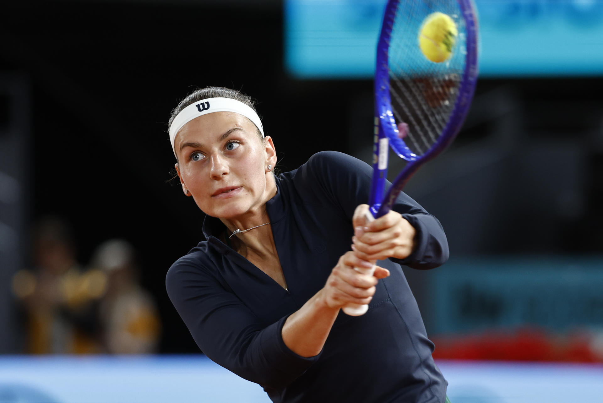 La tenista ucraniana Marta Kostyuk ante la austriaca Anastasia Potapova durante su partido de semifinales del Abierto de Madrid, disputado este jueves en la Caja Mágica. EFE/Sergio Pérez