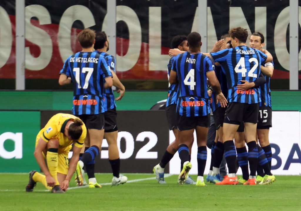 Los jugadores del Atalanta celebra el 0-2 durante el partido de la Serie A que han jugado AC Milan y Atalanta BC, en Milan, Italia. EFE/EPA/MATTEO BAZZI