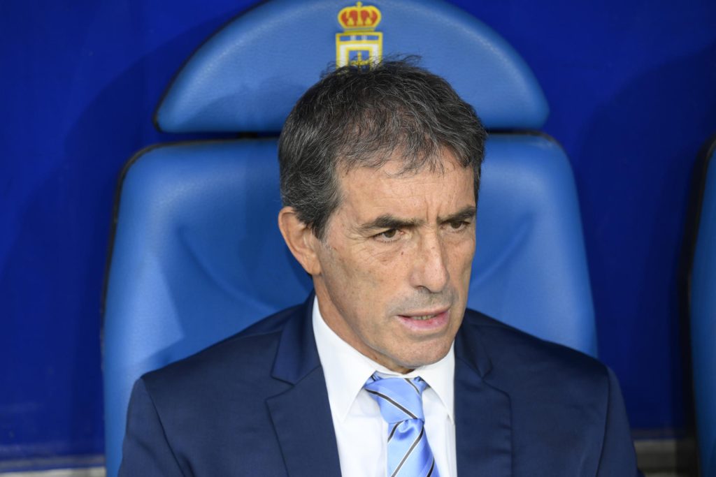 El entrenador del Oviedo, Guillermo Almada, antes del encuentro de la jornada 37 de LaLiga entre el Real Oviedo y el Deportivo Alavés, el pasado 17 de mayo en el Estadio Carlos Tartiere de Oviedo. EFE/ Eloy Alonso
