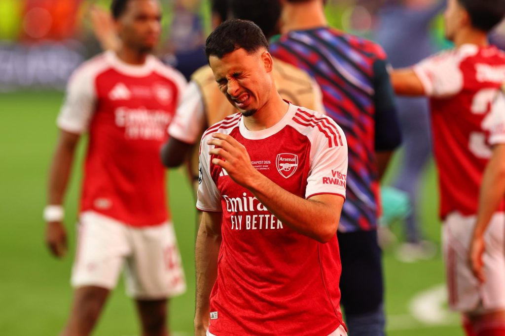 El jugador del  Arsenal Gabriel Martinelli llora tras el partido Final de la Liga de Campeones UEFA entre Paris Saint-Germain y Arsenal en el estadio Puskas Arena en Budapest, Hungría. EFE/EPA/ANNA SZILAGYI
