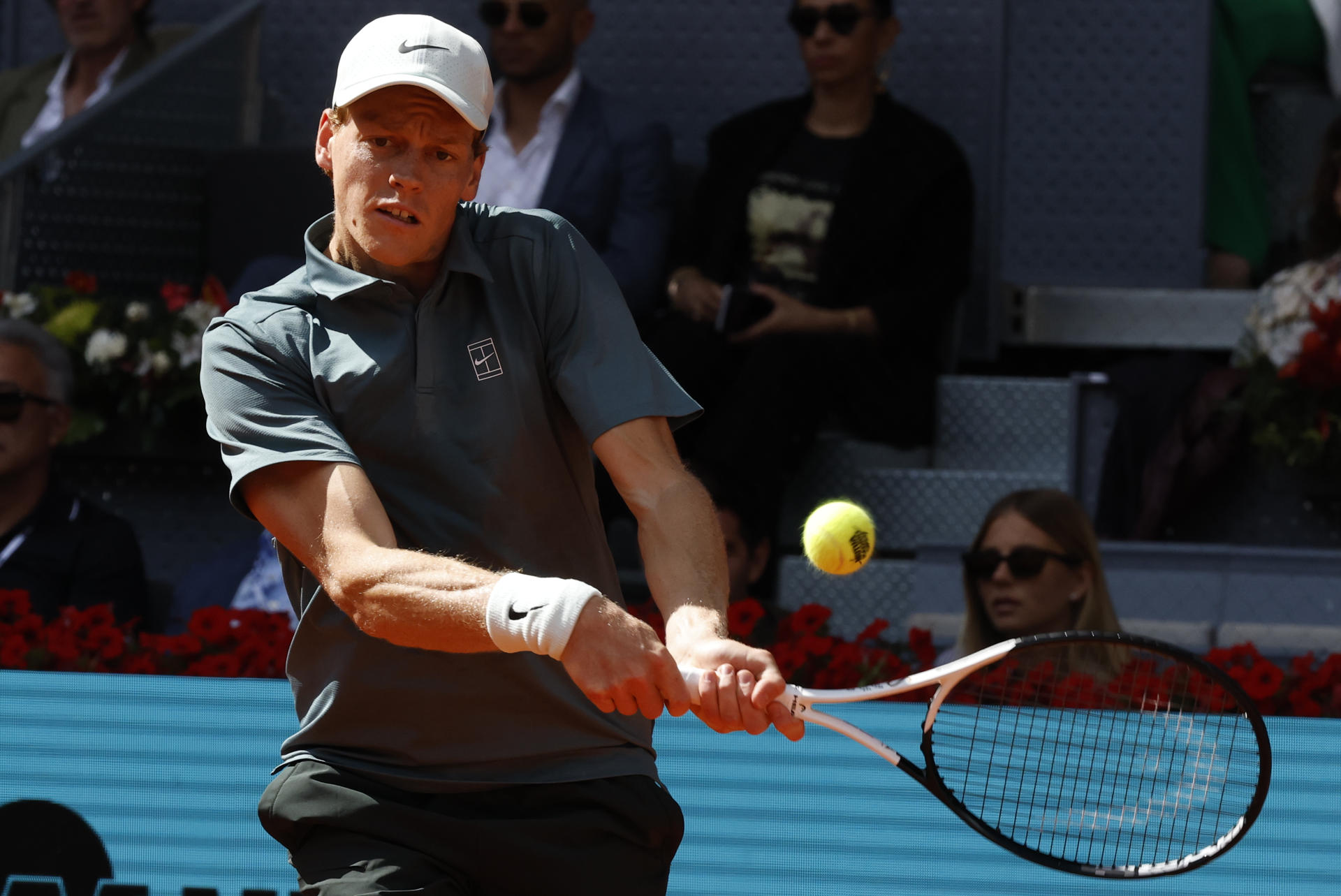 El tenista italiano Jannik Sinner devuelve la bola al francés Arthur Fils, durante el partido de semifinales del Abierto de Madrid WTA disputado este viernes en la Caja Mágica de Madrid. EFE/Chema Moya