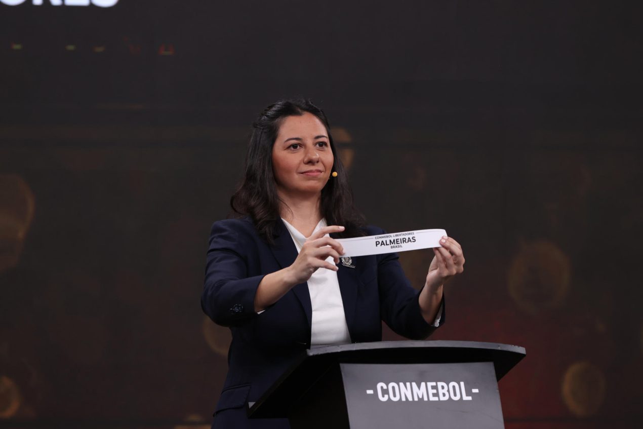 La representante de Conmebol Luciana Antunes sostiene una papeleta con el nombre del equipo Palmeiras durante el sorteo de octavos de final de la Copa Libertadores en Luque (Paraguay). EFE/Juan Pablo Pino