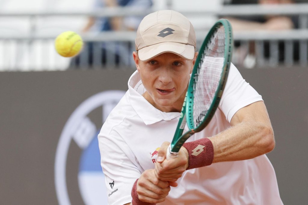 El tenista español Martín Landaluce, durante su partido de este lunes frente al italiano Mattia Bellucci en el Abierto de Roma. EFE/FABIO FRUSTACI
