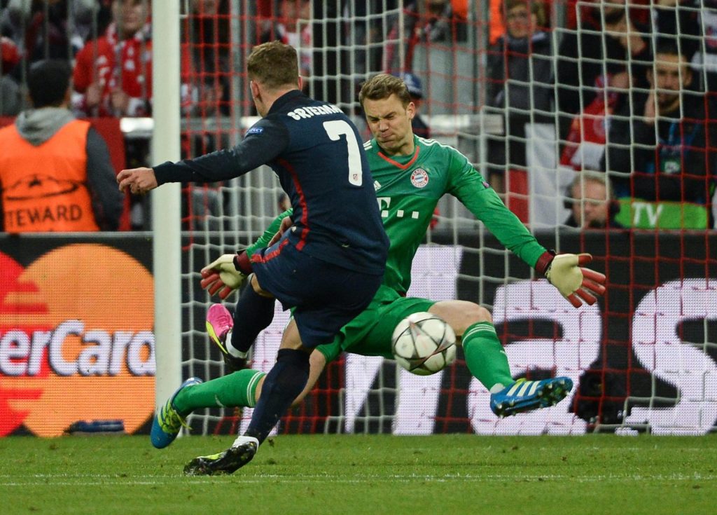 Griezmann anota el gol del empate 1-1 ante el portero del Bayern Manuel Neuer, el martes 3 de mayo de 2016. EFE/Angelika Warmuth
