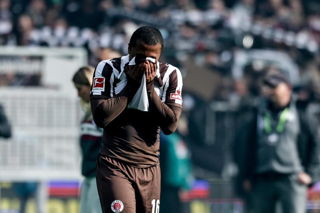 El jugador Joel Chima Fujita, del St. Pauli, lamenta el descenso a Segunda tras el partido de la última jornada que han jugado FC St. Pauli y VfL Wolfsburg en Hamburgo,Alemania. EFE/EPA/FILIP SINGER
