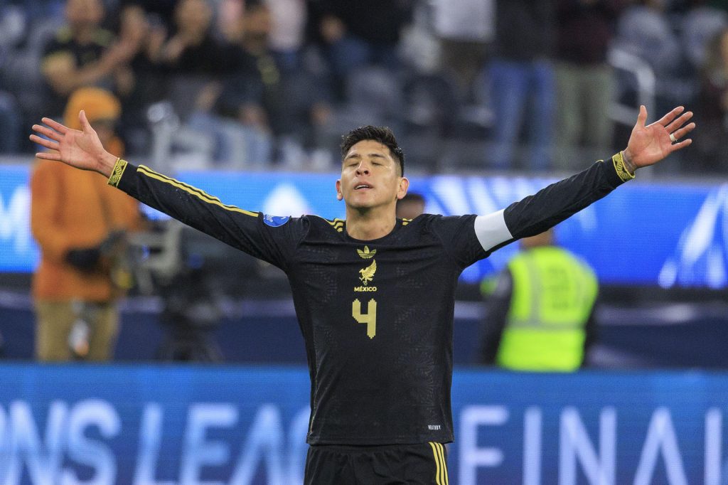 Edson Álvarez de México celebra al finalizar un partido de semifinal de la Liga de Naciones CONCACAF entre las selecciones de Canadá y México en el estadio SoFi en Inglewood, California (EE.UU.). Imagen de archivo. EFE/ Javier Rojas