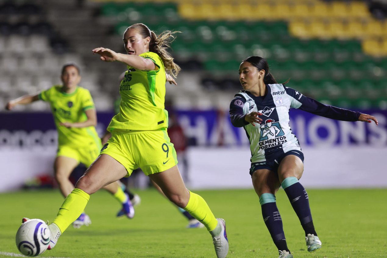 Tara Rudd (i) de Washington Spirit disputa el balón con Abril Fragoso de Pachuca este miércoles, en un partido de la Copa de Campeones Femenina de la Concacaf entre Washington Spirit y Pachuca, en el estadio Hidalgo en Pachuca (México). EFE/ David Martínez Pelcastre