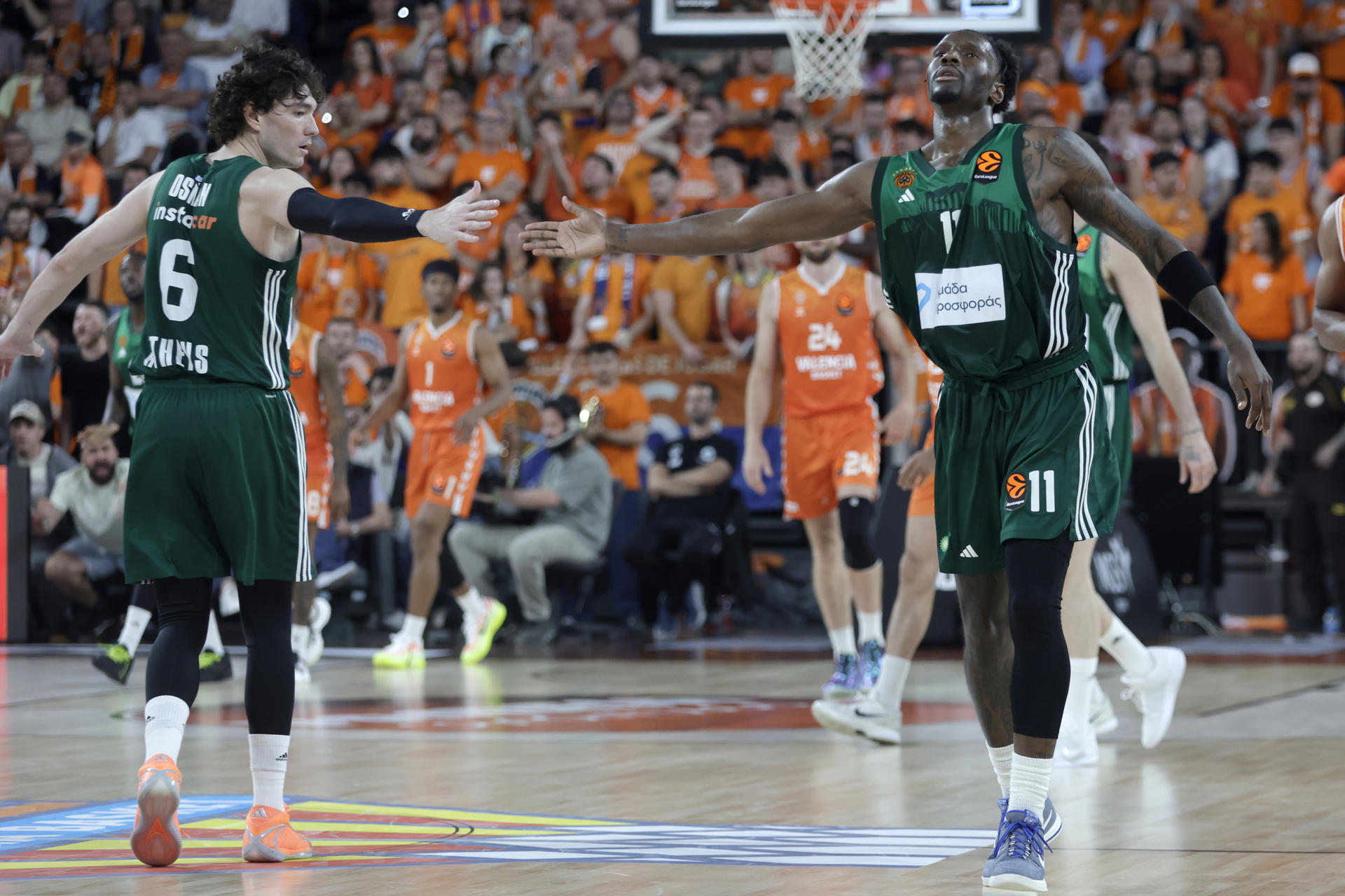 Los jugadores del Panathinaikos Nigel Hayes-Davis y Cedi Osman celebran una canasta. EFE/Miguel Ángel Polo.