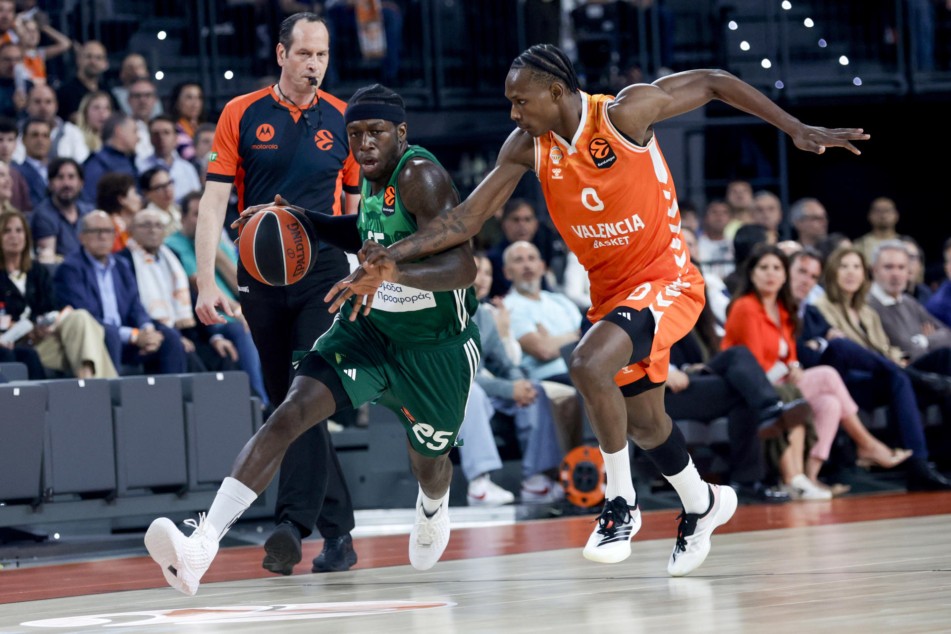 Brancou Badio, junto a Kendrick Nunn. EFE/ Miguel Angel Polo