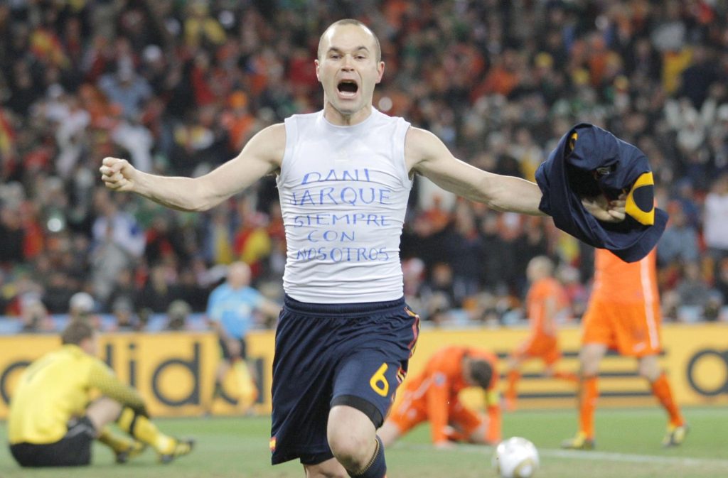 Fotografía de archivo del 27 de junio de 2010 en la que se observa al jugador Andrés Iniesta durante la final España - Holanda del Mundial de fútbol Sudáfrica 2010, en el Soccer City de Johannesburgo. EFE/Lavandeira jr.