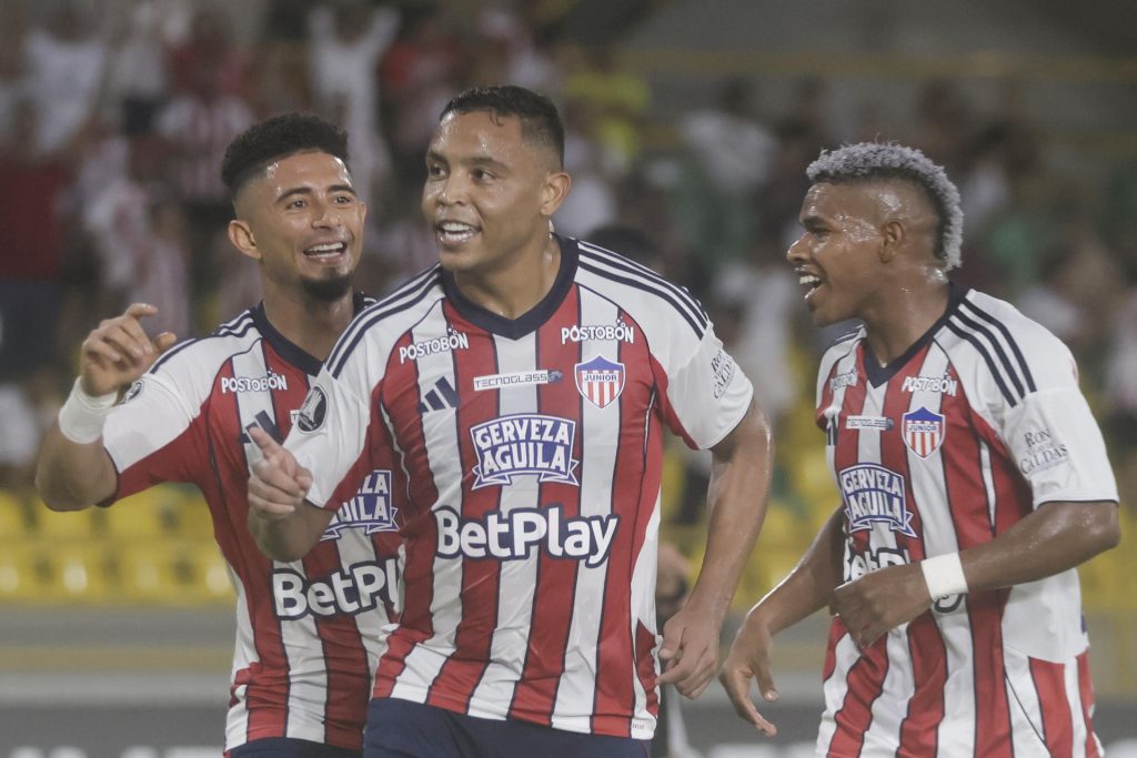 Luis Muriel (c) anotó un doblete en el triunfo del Junior ante Sporting Cristal en un partido de la fase de grupos de la Copa Libertadores en el estadio Jaime Morón en Cartagena (Colombia). EFE/Ricardo Maldonado
