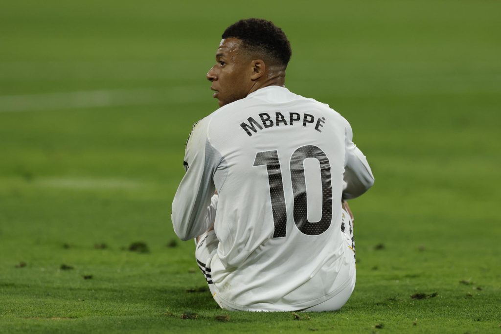 Mbappé trabaja al margen con la vista puesta en el clásico