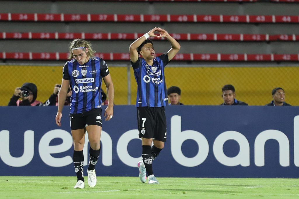 Fotografía de José Jácome, en la que puede verse en una imagen de archivo del 15 de julio de 2025 al futbolista ecuatoriano Patrik Mercado (d). EFE
