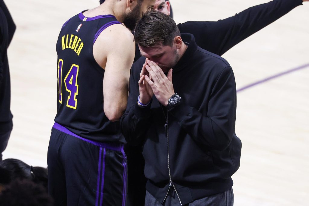 El base de Los Angeles Lakers Luka Doncic (d) reacciona tras la eliminación de su equipo en los 'playoffs' de la NBA, tras caer este lunes en el cuarto partido de las semifinales de la Conferencia Oeste ante Oklahoma City Thunder. EFE/CHRIS TORRES *Prohibido Shutterstock*
