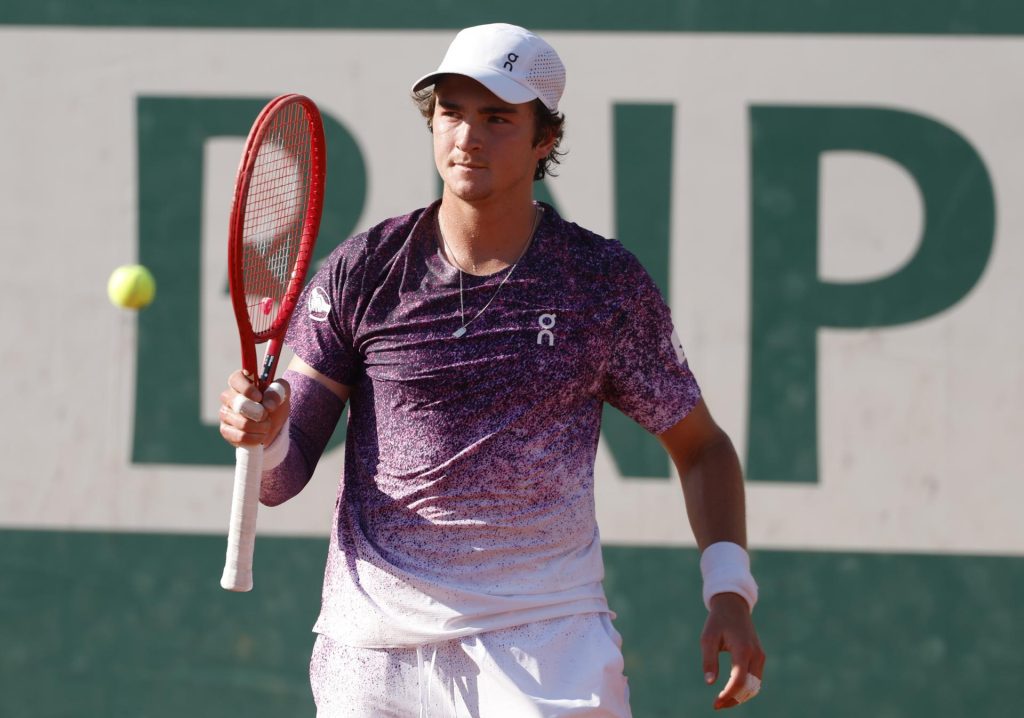 El tenista brasileño Joao Fonseca, durante su partido de segunda ronda de Roland Garros contra el croata Dino Prizmic, disputado este miércoles. EFE/ YOAN VALAT
