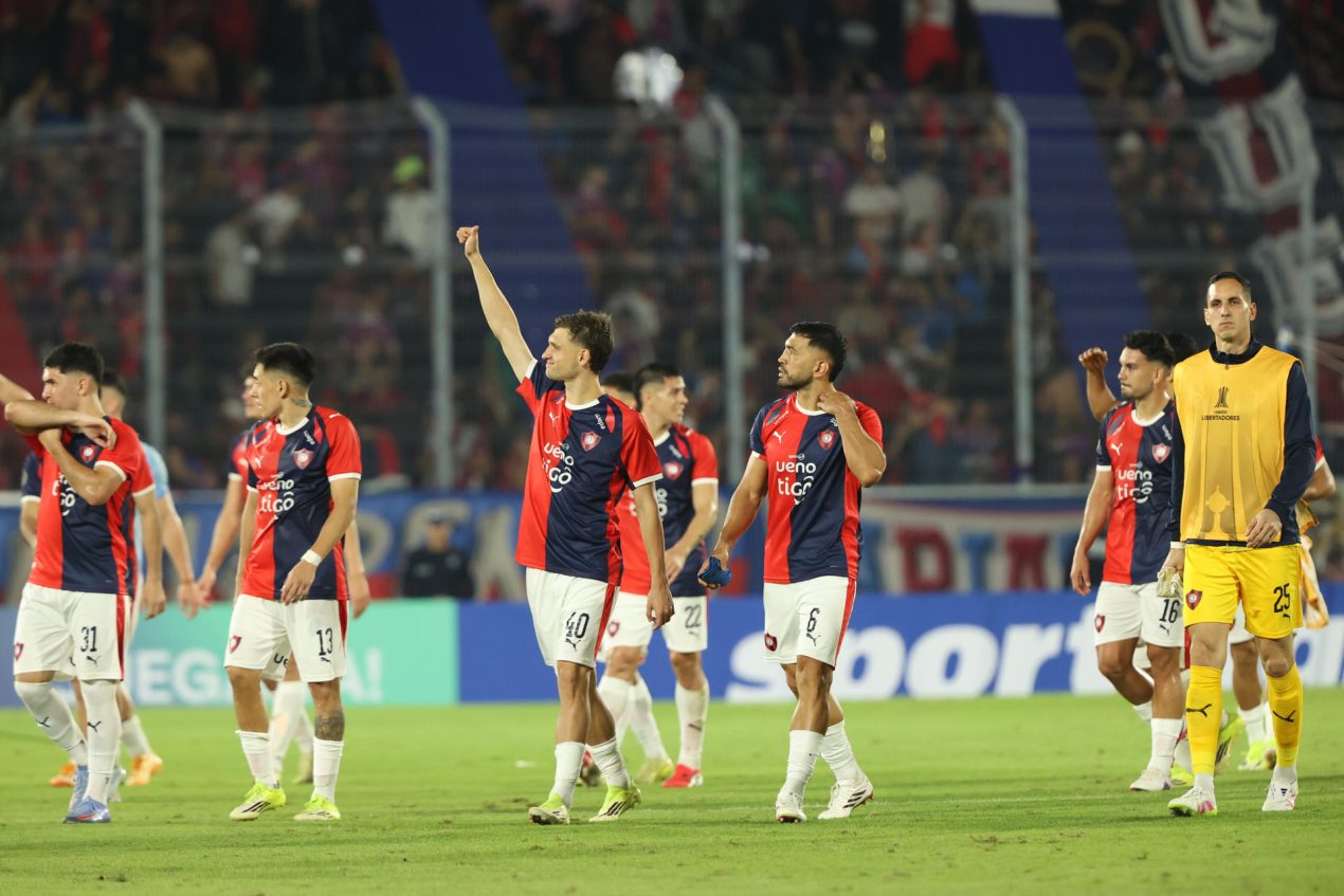 Jugadores de Cerro Porteño celebran este jueves la victoria por 2-0 sobre Sporting Cristal en el partido de la última jornada de la Copa Sudamericana jugado en el estadio La Nueva Olla de Asunción. EFE/ Juan Pablo Pino