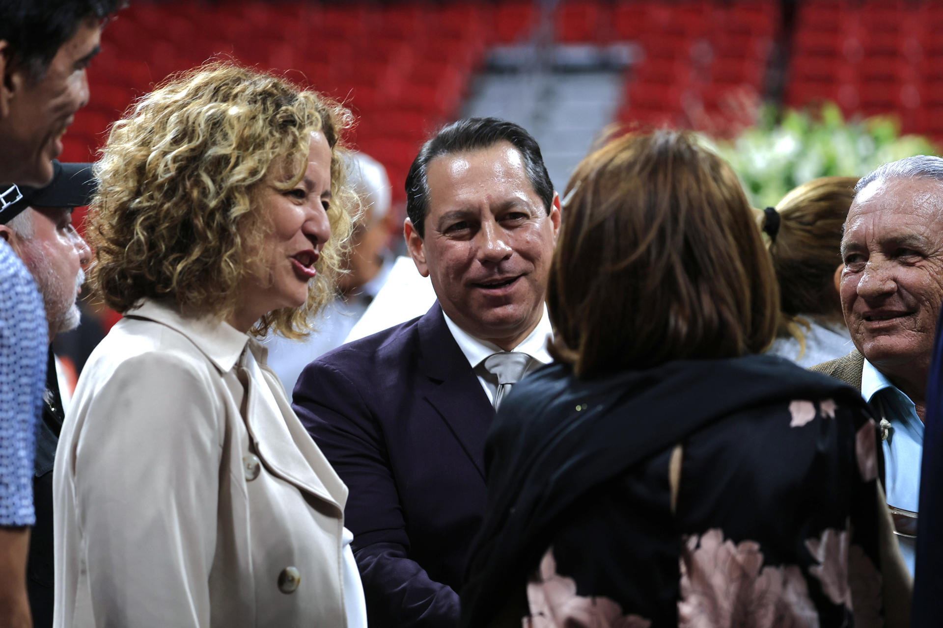 La presidenta del Comité Olímpico de Puerto Rico, Sara Rosario (i), y el candidato a la Gobernación por el Partido Independentista, Juan Dalmau (c), dan el pésame a la madre del baloncestista puertorriqueño José 'Piculín' Ortiz, Elba Rijos (d) en el coliseo Roberto Clemente, en San Juan (Puerto Rico). EFE/Thais Llorca 