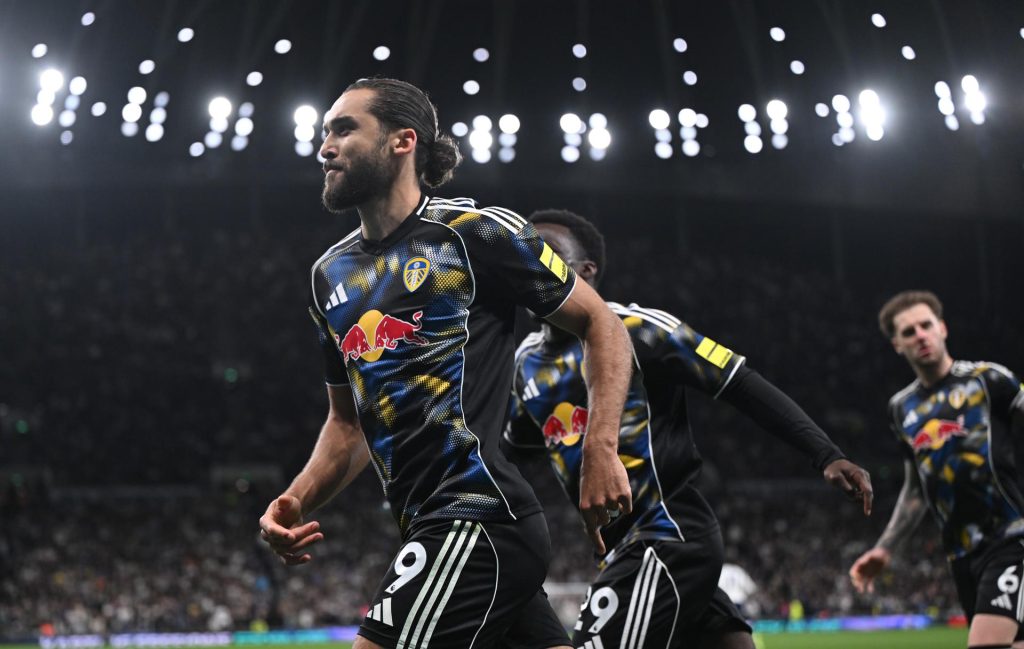El jugador del Leeds United Dominic Calvert-Lewin (d) celebra el gol con sus compañeros durante el partido de la Premier League que han jugado Tottenham Hotspur y Leeds United, en Londres. EFE/EPA/DANIEL HAMBURY