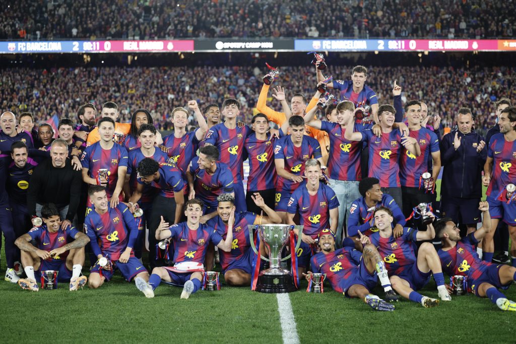 Los jugadores y cuerpo técnico del FC Barcelona celebran el título de Liga con el trofeo al finalizar el encuentro correspondiente a la jornada 35 de LaLiga que FC Barcelona y Real Madrid disputaron este domingo en el Camp Nou, en Barcelona. EFE/Andreu Dalmau
