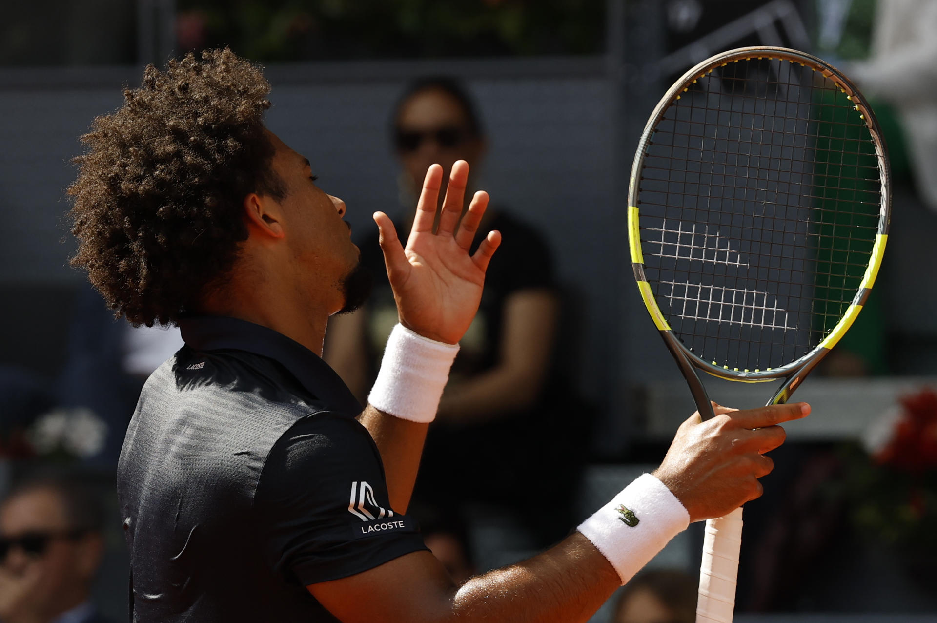El tenista francés Arthur Fils durante el partido de semifinales del Abierto de Madrid WTA disputado ante el italiano Jannik Sinner este viernes en la Caja Mágica de Madrid. EFE/Chema Moya