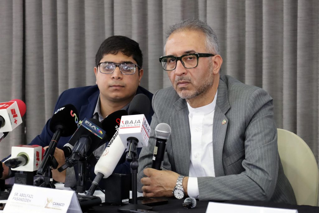 El embajador de Irán en México, Albolfazl Pasandideh (d), fue captado este 6 de junio, durante una conferencia de prensa, en la ciudad de Tijuana (México). EFE/Joebeth Terríquez