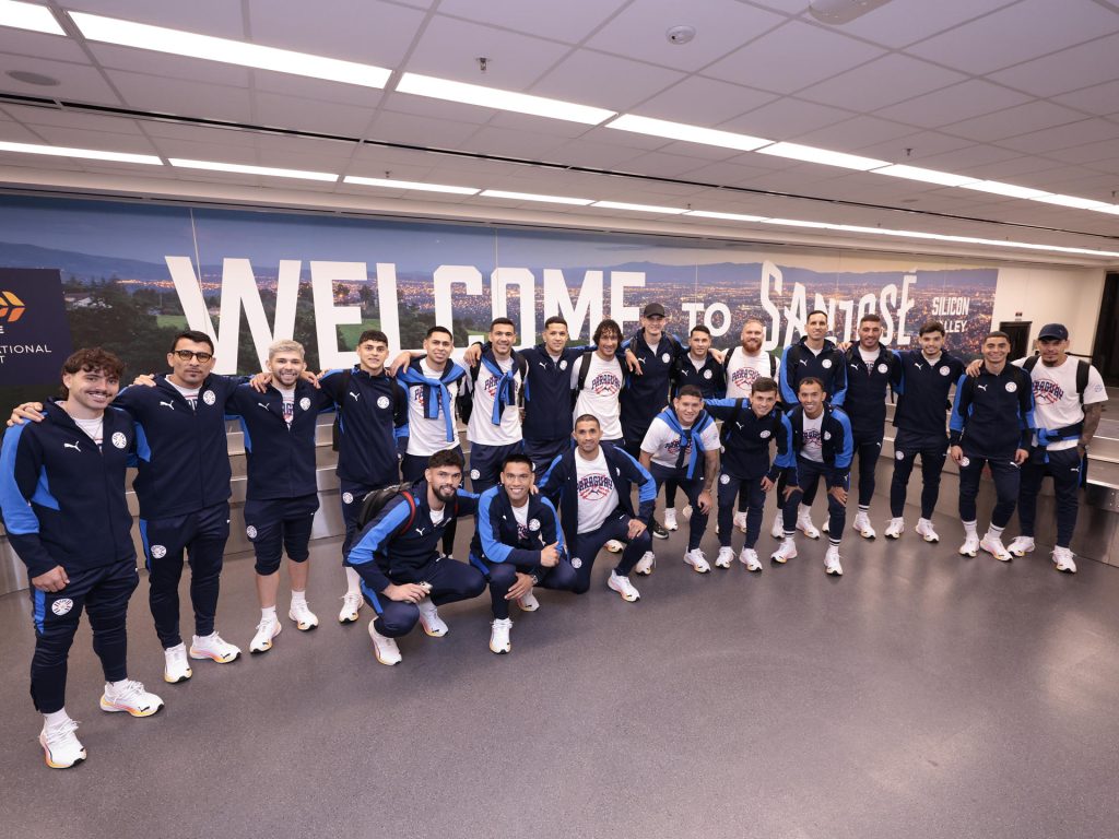 Fotografía cedida por la Asociación Paraguaya de Fútbol (APF) de los jugadores de la selección posando a su llegada este domingo a San José (EE.UU) para jugar el Mundial. EFE/ Asociación Paraguaya de Fútbol
