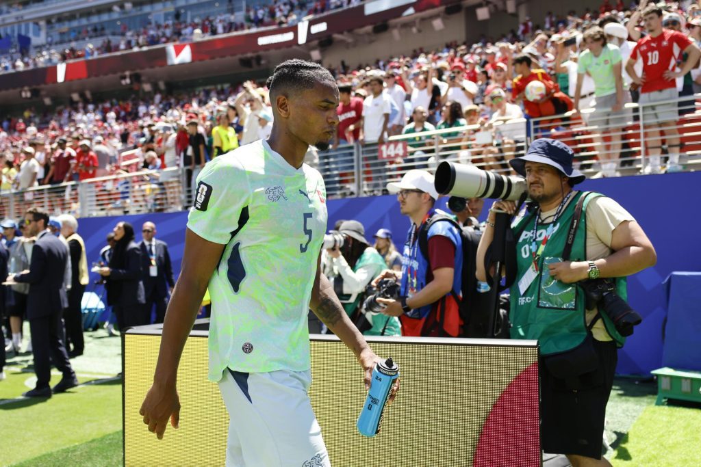 Manuel Akanji abandona el terreno de juego en San Francisco, USA. EFE/EPA/PETER KLAUNZER
