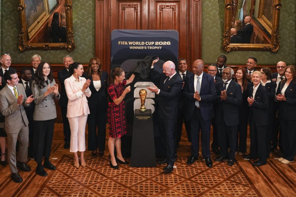 Fotografía cedida por la Presidencia de México de la mandataria mexicana Claudia Sheinbaum (c-i) develando el trofeo del Mundial de Fútbol FIFA 2026 junto al presidente del organismo Gianni Infantino (c-d) este miércoles, en el Palacio Nacional de la Ciudad de México (México). EFE/ Presidencia de México / SOLO USO EDITORIAL/NO VENTAS/SOLO DISPONIBLE PARA ILUSTRAR LA NOTICIA QUE ACOMPAÑA (CRÉDITO OBLIGATORIO)