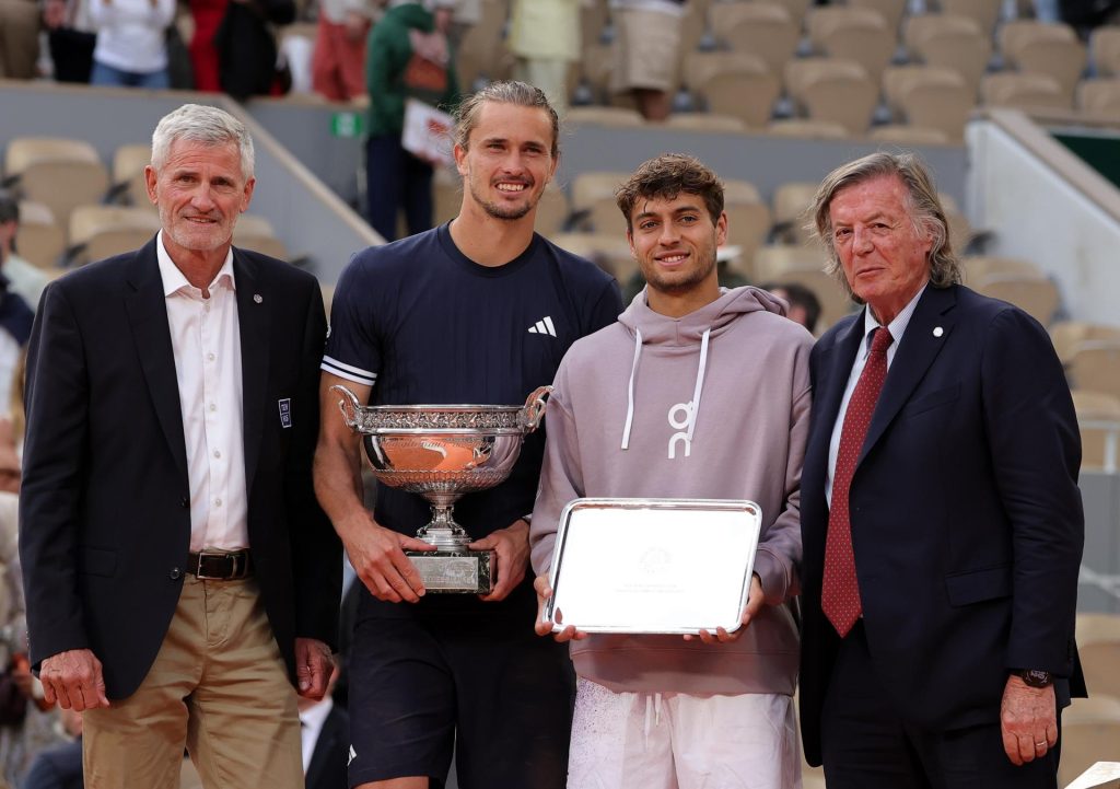 El alemán Alexander Zverev (c-i) celebra su victoria en Roland Garros el 7 de junio, junto al exjugador italiano Adriano Panatta (d). EFE/ TERESA SUAREZ
