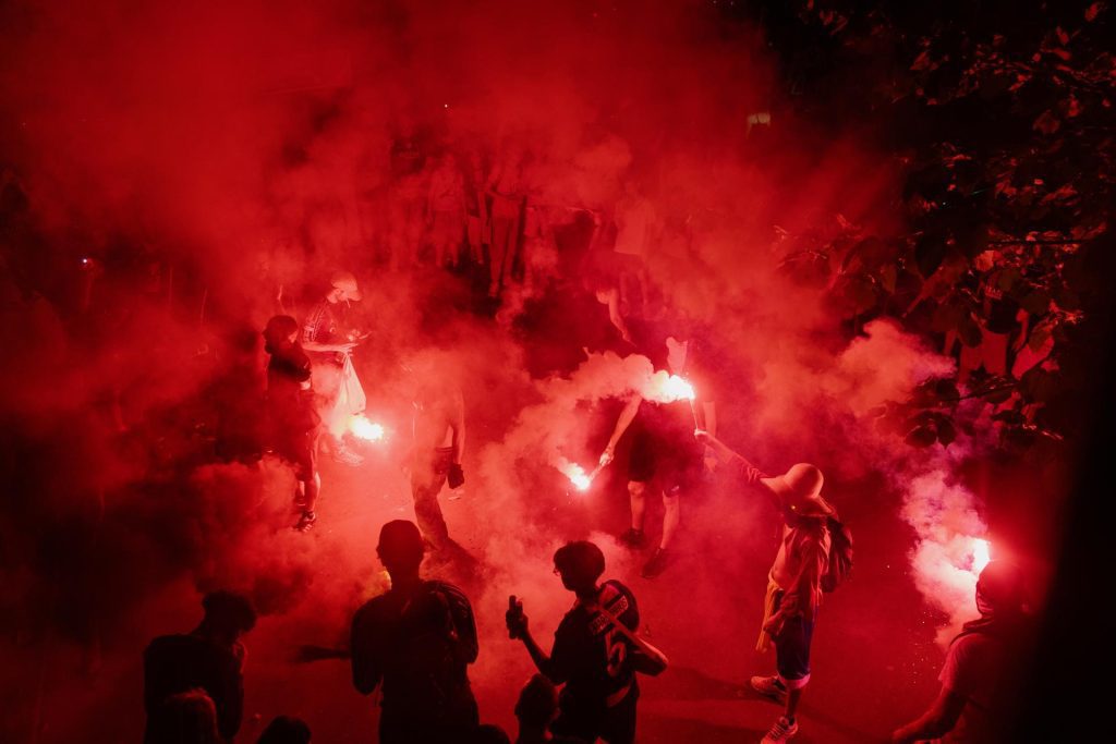 Aficionados del PSG festejan con bengalas la victoria de su equipo ante el Arsenal, en la final de la Liga de Campeones. EFE/EPA/VALENTINA CAMU