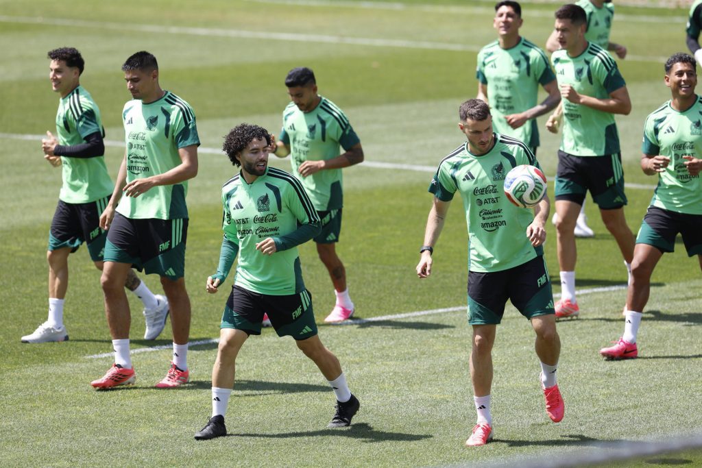 Jugadores de la selección mexicana de fútbol durante el entrenamiento celebrado este jueves en Ciudad de México. EFE/Sashenka Gutiérrez
