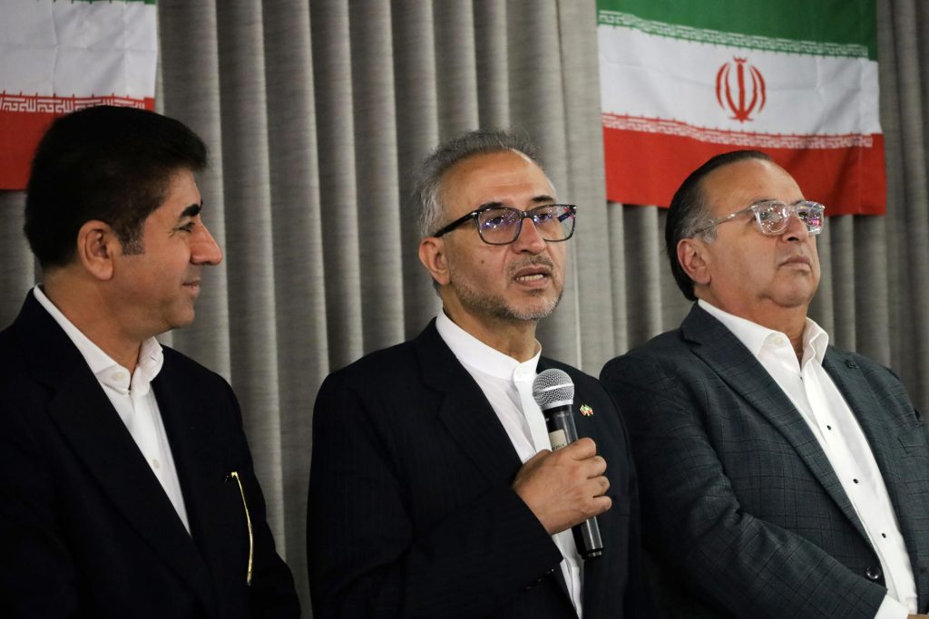 El embajador de Irán en México, Abolfazl Pasandideh (c) habla durante una rueda de prensa este martes, en Tijuana (México). EFE/ Joebeth Terríquez