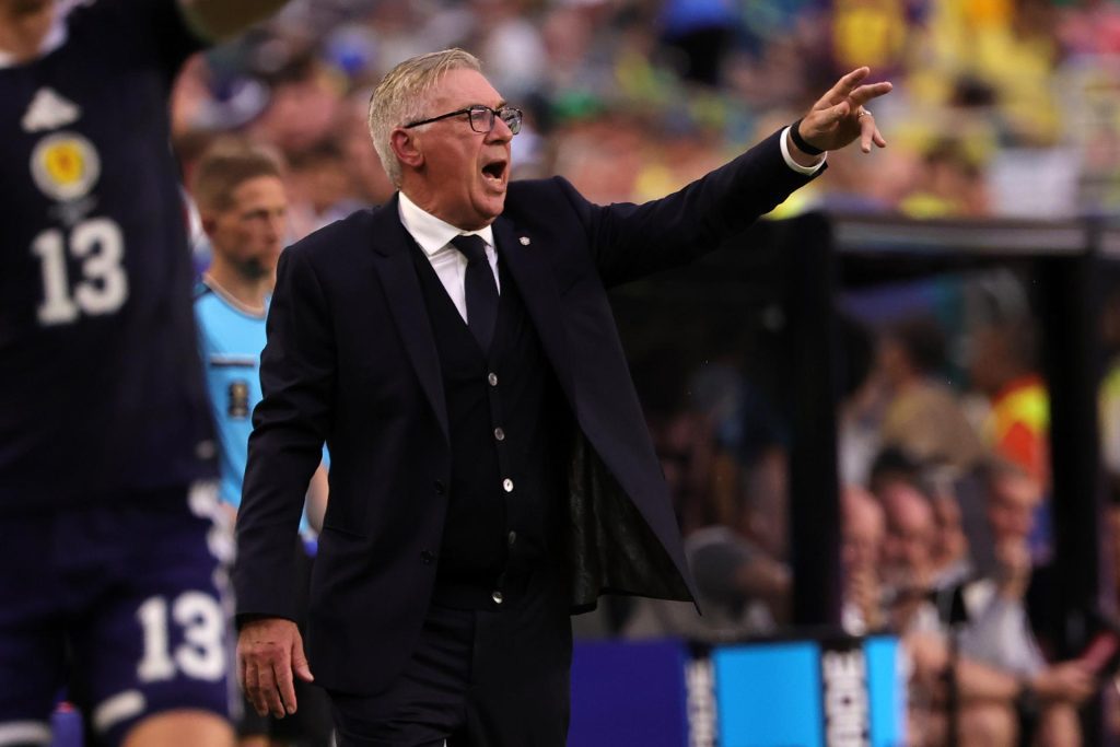 El seleccionador de Brasil, Carlo Ancelotti ha trazado un diferencia de importancia entre el espectáculo y el resultado en el Mundial tras golear en Miami a Escocia por 0-3 y concluyó: prefiere ganar antes que deslumbrar. EFE/EPA/CRISTOBAL HERRERA-ULASHKEVICH