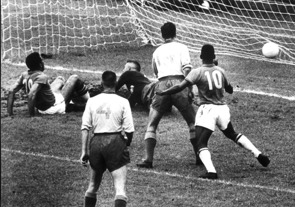 Estadio Råsunda, 29 de junio de 1958. El camisa número 10 de Brasil, un joven de 17 años y 249 años de vida llamado Edson Arantes do Nascimento, comienza a vivir un reinado inesperado en el fútbol en la final del Mundial de Suecia. EFE/GDU
