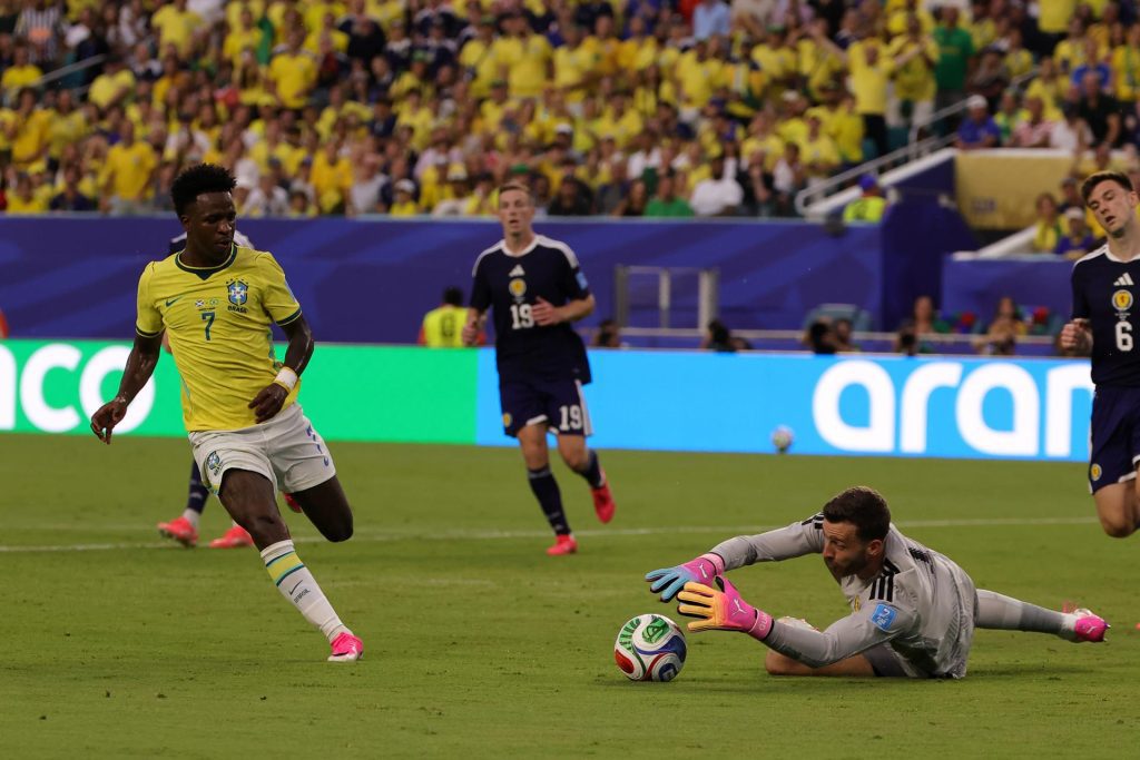 Vinicius Junior, de Brasil (L), anota el primero de sus cdos goles de este miércoles frente a Escocia en el Mundial 2026. EFE/EPA/CRISTOBAL HERRERA-ULASHKEVICH
