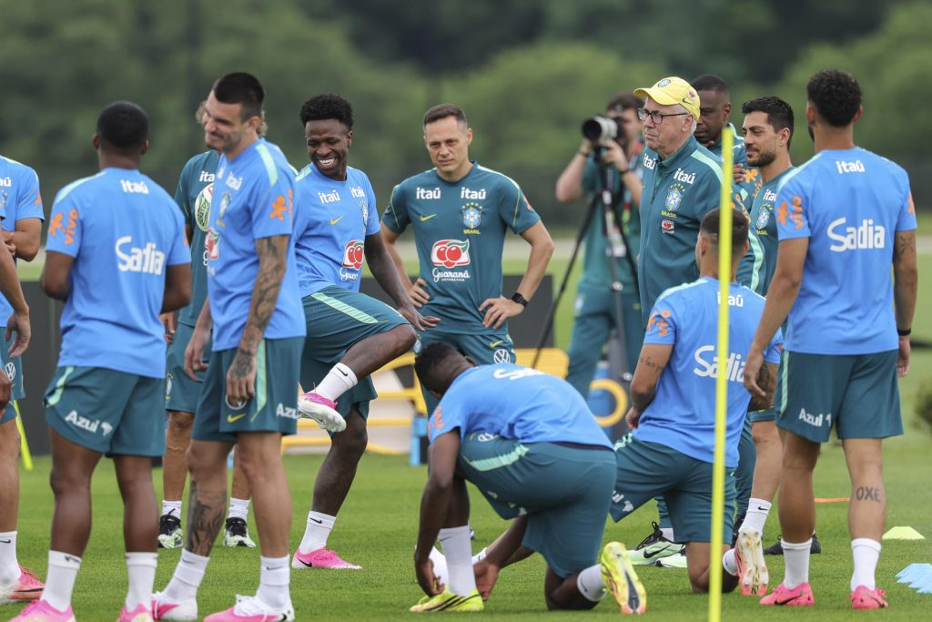 El seleccionador de Brasil, Carlo Ancelotti, dirige un entrenamiento este sábado, en el centro de entrenamiento Columbia Park, en Morristown, New Jersey (EEUU). EFE/ SEBASTIÃO MOREIRA