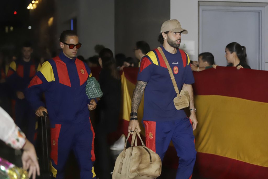 Los jugadores de España Marcos Llorente (i) y David Raya Martín llegan este domingo, al hotel de concentración en Puebla (México), donde este lunes jugarán un amistoso contra Perú. EFE/ Hilda Ríos
