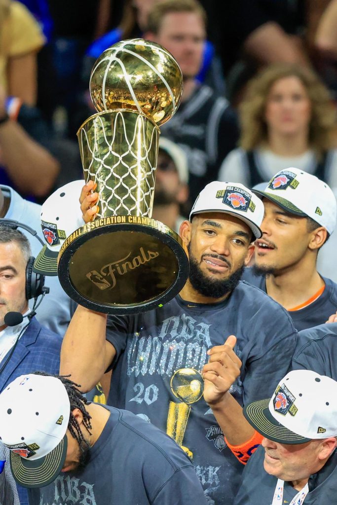 El dominicano Karl-Anthony Towns exhibe el trofeo al campeón de la NBA conquistado este sábado por los New York Knicks. EFE/EPA/ADAM DAVIS SHUTTERSTOCK OUT
