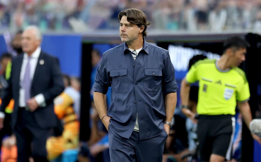 El seleccionador de Estados Unidos, Mauricio Pochettino, observa desde la banda durante el partido de la fase de grupos de la Copa Mundial de la FIFA 2026 entre EE.UU. y Paraguay, en Los Ángeles, California (EE.UU.). EFE/CHRIS TORRES

