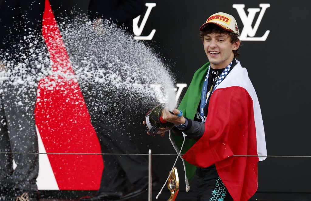 MONACO (Monaco), 07/06/2026.- El italiano Andrea Kimi Antonelli (Mercedes), que reforzó su liderato en el Mundial de Fórmula Uno al ganar este domingo el Gran Premio de Mónaco, donde logró su quinto triunfo seguido en las seis primeras carreras del año. EFE/EPA/SEBASTIEN NOGIER
