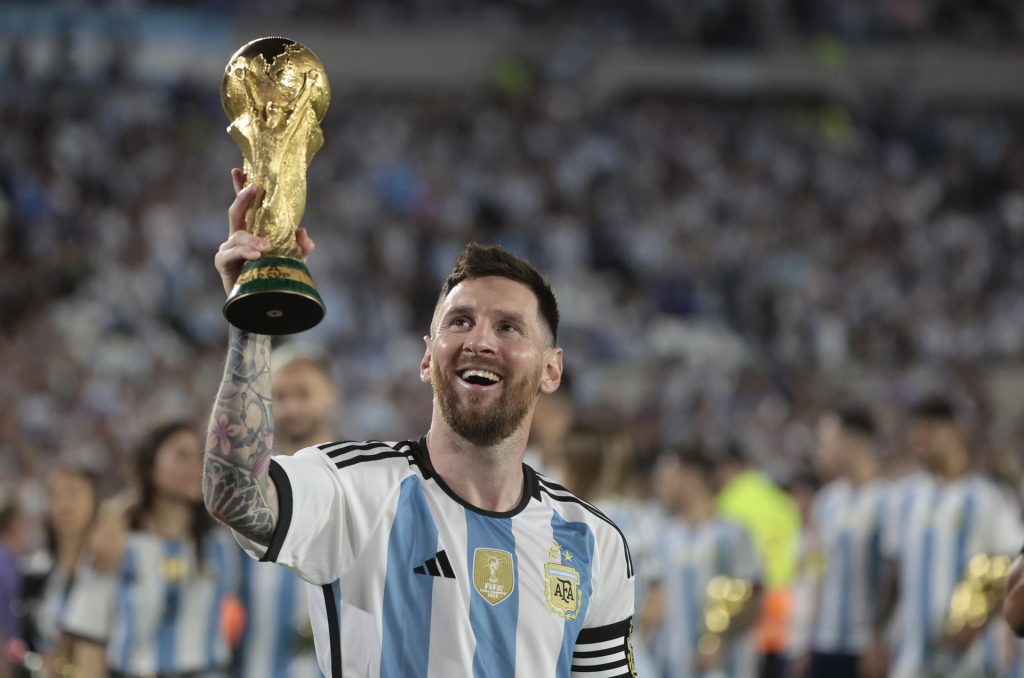 Lionel Messi, con el trofeo de la Copa del Mundo. EFE/ Juan Ignacio Roncoroni