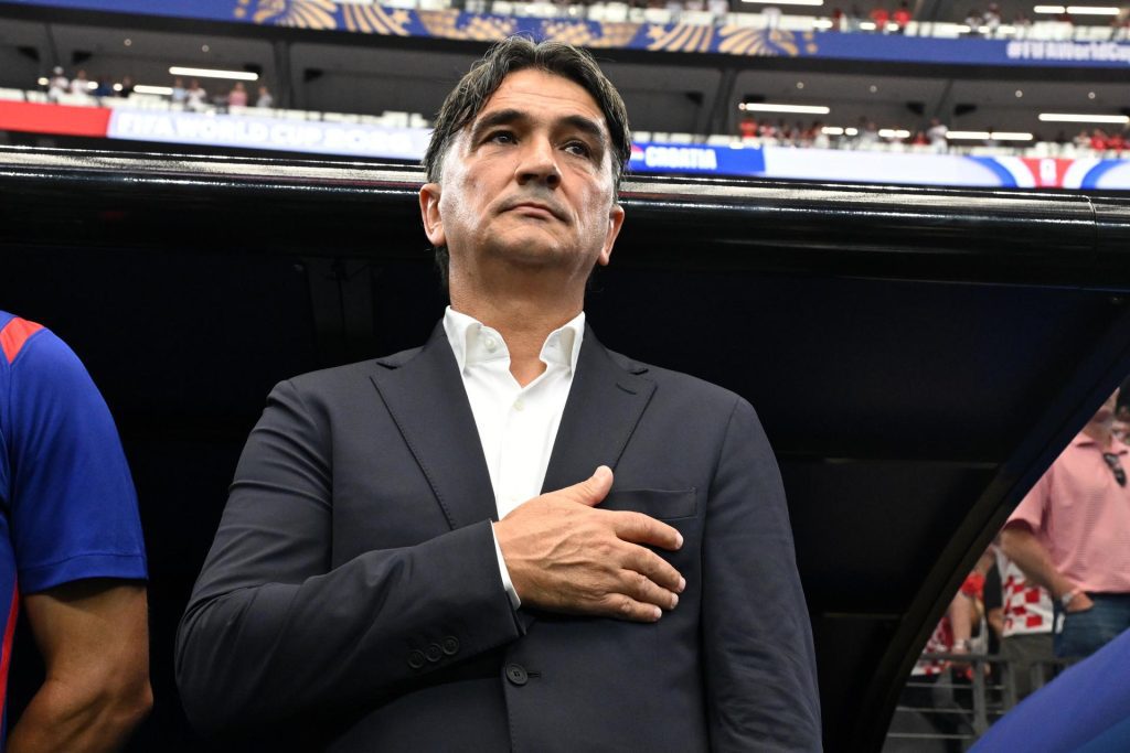 El seleccionador nacional de Croacia, Zlatko Dalic, posa su mano sobre el corazón durante el himno nacional antes del partido de la fase de grupos del Mundial de la FIFA 2026. EFE/EPA/ALBERT PENA
