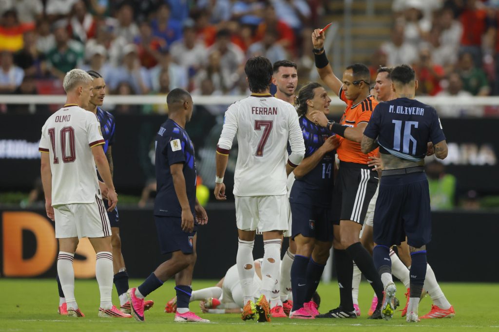 El arbitro Ismail Elfath (2-d) muestra tarjeta roja a Agustín Canobbio (3-d) de Uruguay este viernes, en un partido del grupo H del Mundial de la FIFA 2026 entre Uruguay y España en el estadio Akron en Guadalajara (México). EFE/ Francisco Guasco