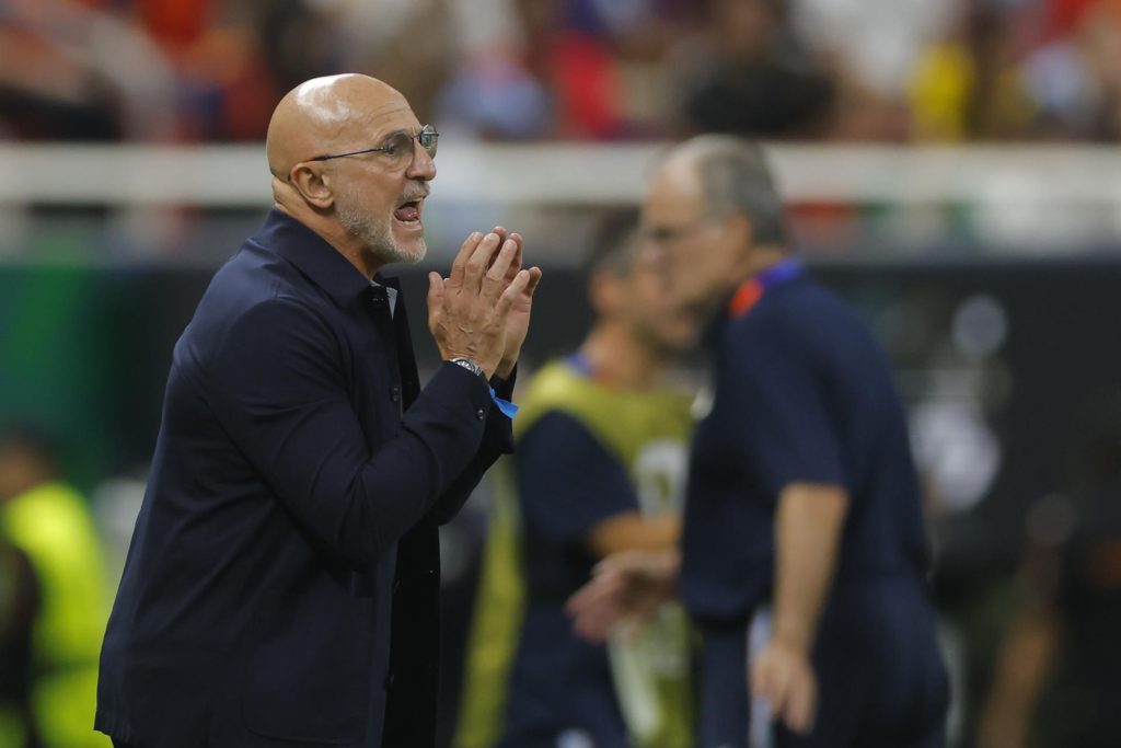 Luis de la Fuente, seleccionador español, elogió este viernes en Guadalajara a sus jugadores y destacó que ante Uruguay supieron jugar otro tipo de partido. EFE/ Francisco Guasco