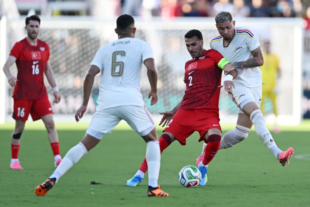 Gleiker Mendoza (d), de Venezuela, disputa el balón con Zeki Celik (c), de Turquía, este sábado en un partido amistoso previo al Mundial de la FIFA 2026. (EE.UU.) EFE/ Giorgio Viera