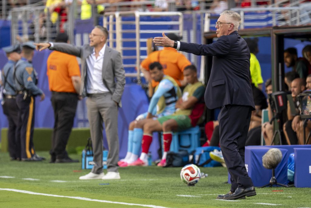 El seleccionador de Brasil, Carlo Ancelotti (d), reacciona este sábado durante un partido del Grupo C del Mundial 2026 ante Marruecos en el estadio MetLife en Nueva Jersey (Estados Unidos). EFE/ Ángel Colmenares